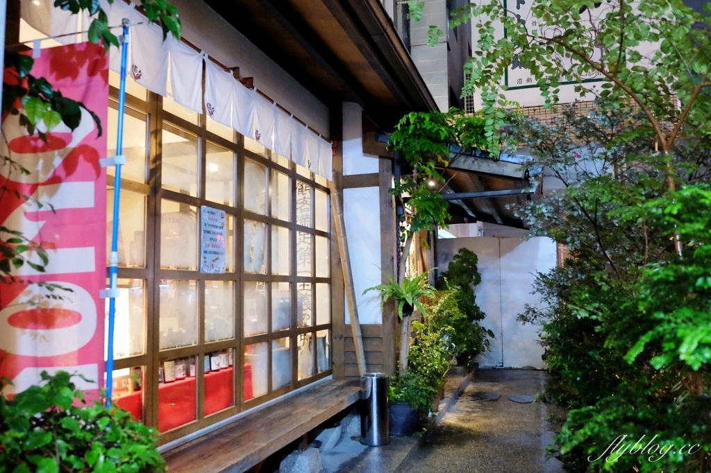 台中北屯｜樂座爐端燒．用船槳送菜到面前，日式榻榻米用餐區 @飛天璇的口袋