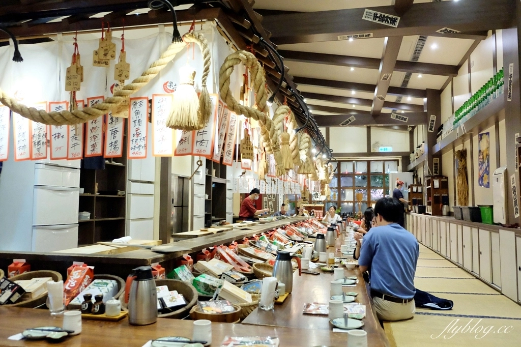 台中北屯｜樂座爐端燒．用船槳送菜到面前，日式榻榻米用餐區 @飛天璇的口袋