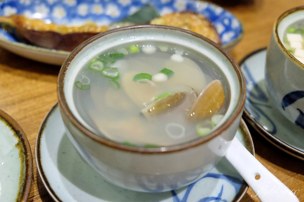 台中北屯｜樂座爐端燒．用船槳送菜到面前，日式榻榻米用餐區 @飛天璇的口袋