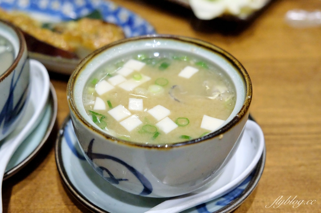 台中北屯｜樂座爐端燒．用船槳送菜到面前，日式榻榻米用餐區 @飛天璇的口袋