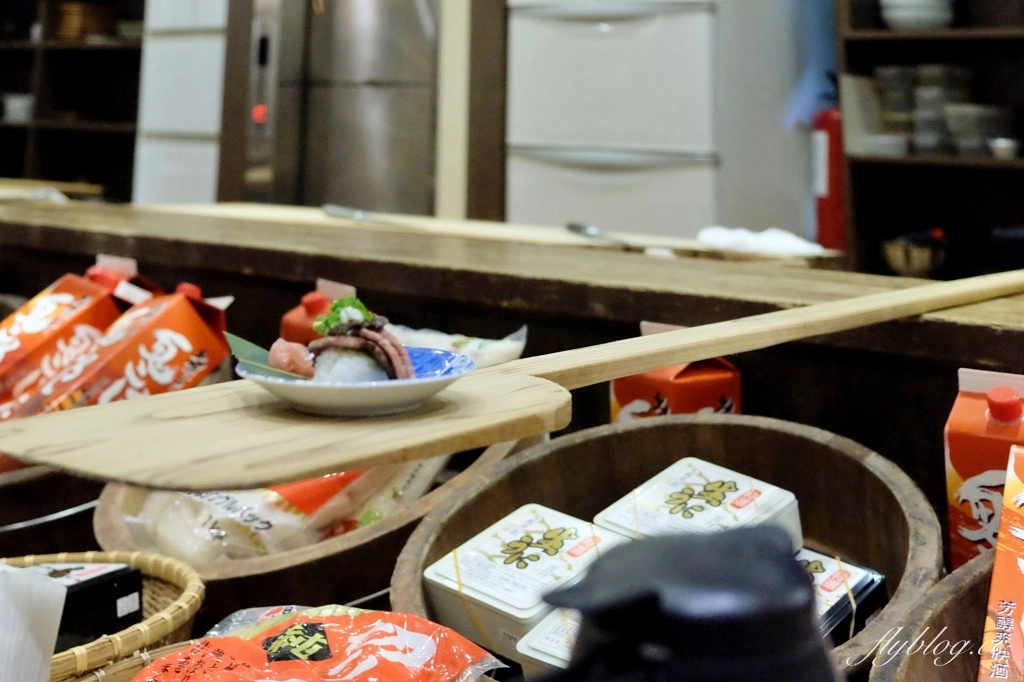 台中北屯｜樂座爐端燒．用船槳送菜到面前，日式榻榻米用餐區 @飛天璇的口袋