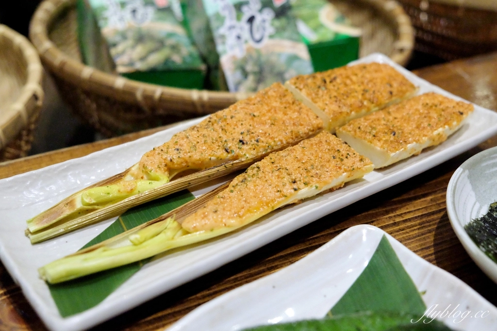 台中北屯｜樂座爐端燒．用船槳送菜到面前，日式榻榻米用餐區 @飛天璇的口袋