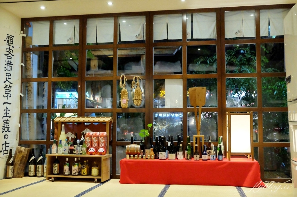 台中北屯｜樂座爐端燒．用船槳送菜到面前，日式榻榻米用餐區 @飛天璇的口袋