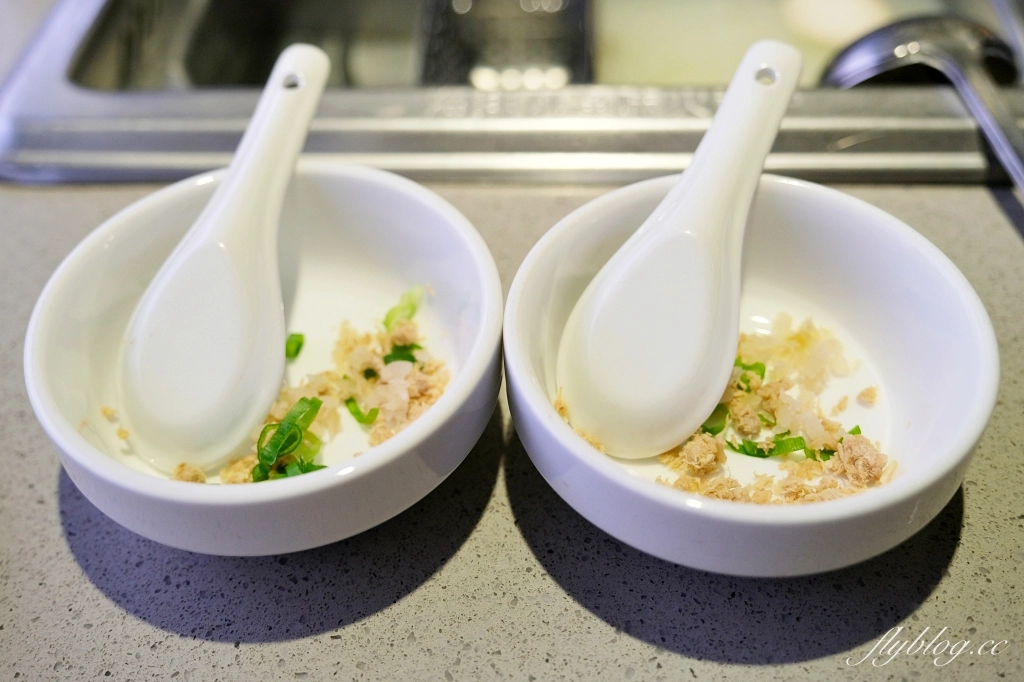 台中西屯｜海底撈火鍋．特殊服務有哪些？隱藏版吃法和特色醬料介紹 @飛天璇的口袋