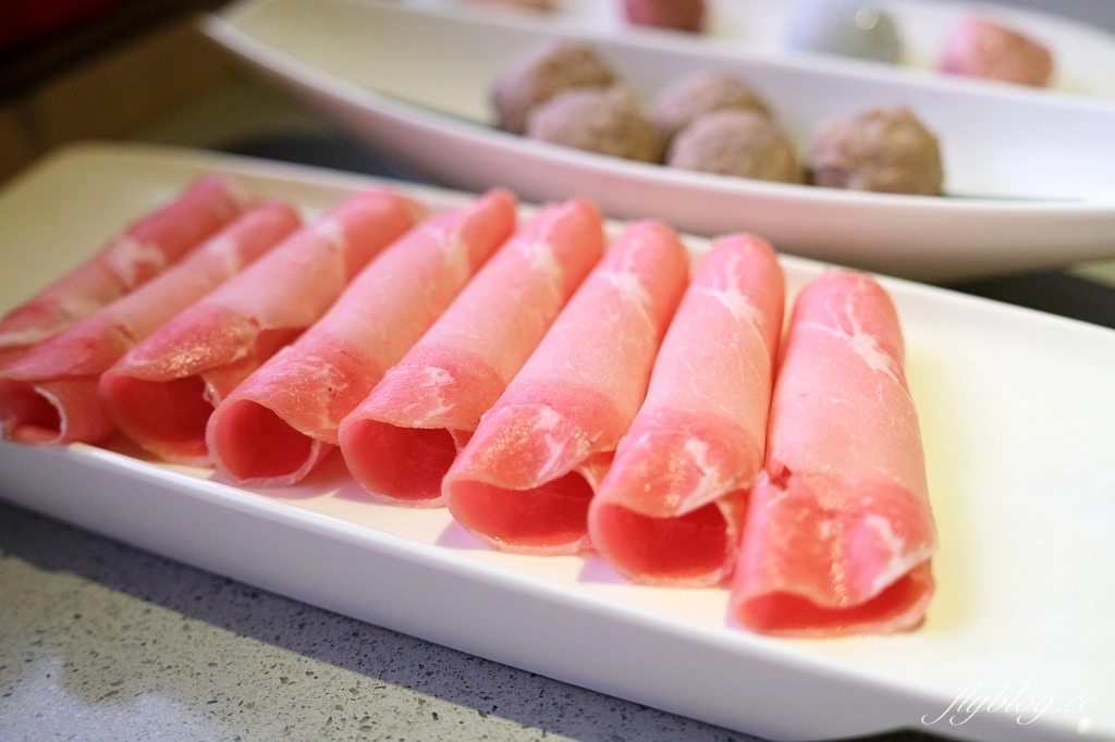 台中西屯｜海底撈火鍋．特殊服務有哪些？隱藏版吃法和特色醬料介紹 @飛天璇的口袋