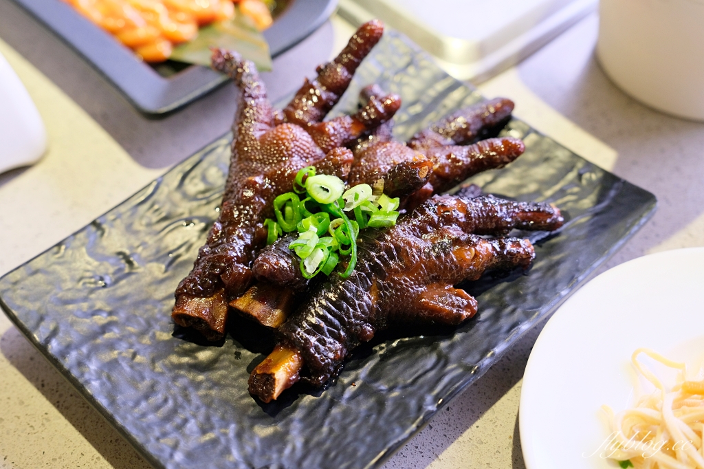 台中西屯｜海底撈火鍋．特殊服務有哪些？隱藏版吃法和特色醬料介紹 @飛天璇的口袋