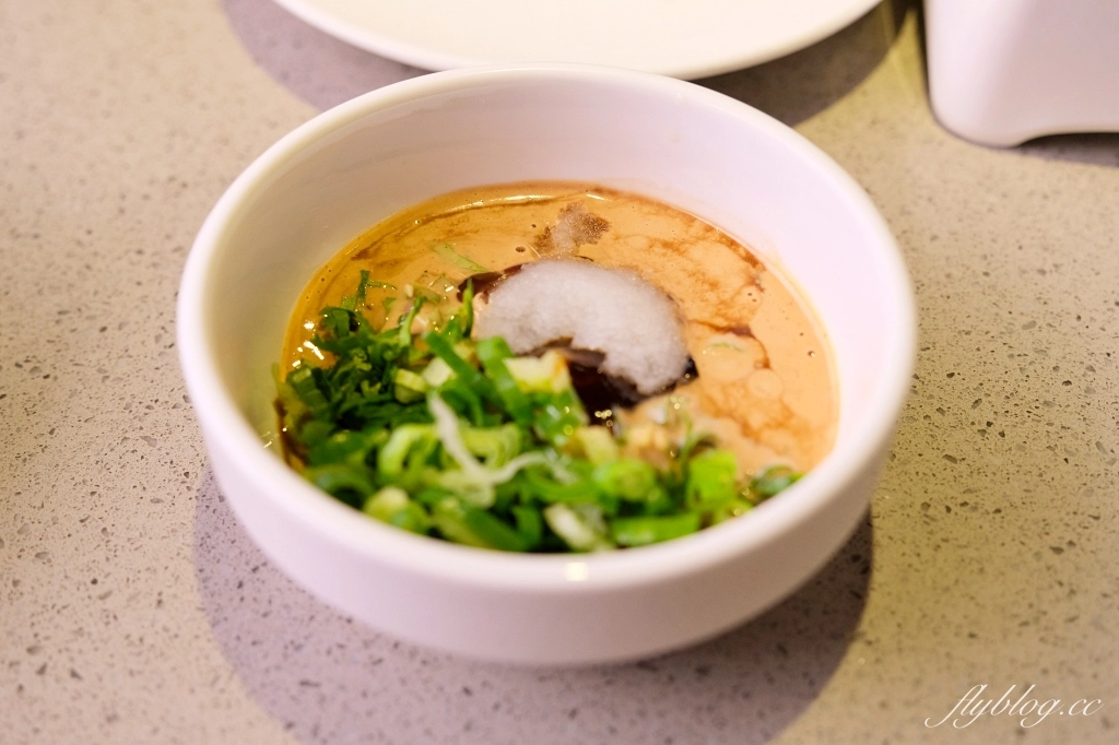 台中西屯｜海底撈火鍋．特殊服務有哪些？隱藏版吃法和特色醬料介紹 @飛天璇的口袋