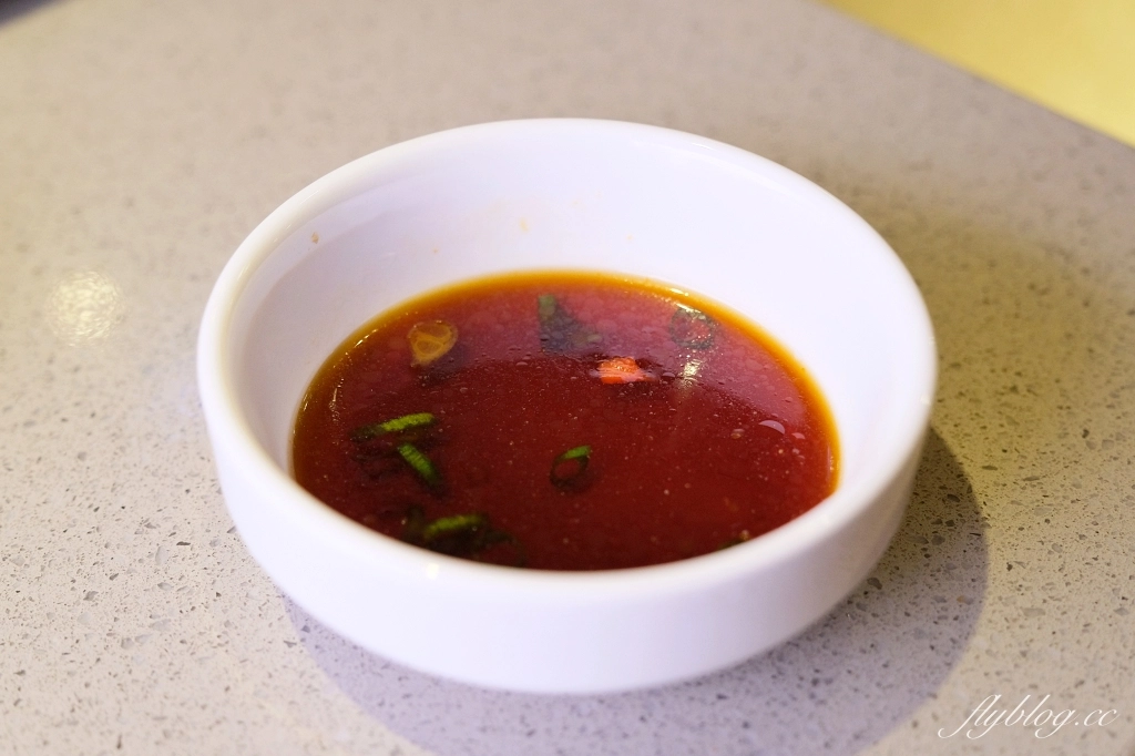 台中西屯｜海底撈火鍋．特殊服務有哪些？隱藏版吃法和特色醬料介紹 @飛天璇的口袋