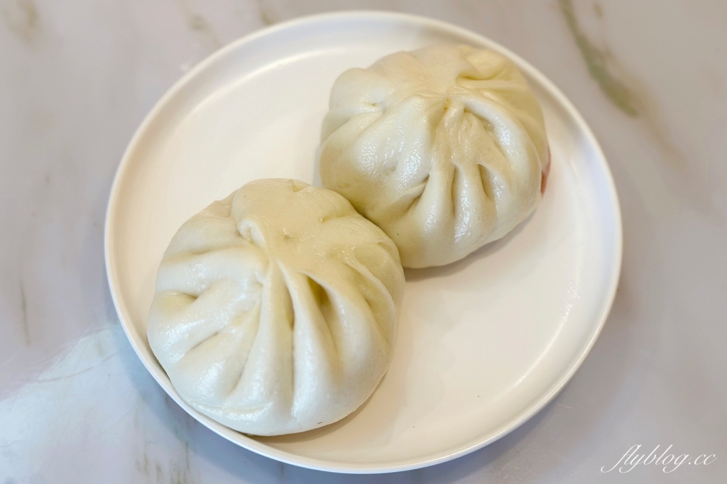 台中北屯｜阿嬤肉包．松竹路17元的鮮肉包，原中國醫院旁陳記阿嬤肉包老闆 @飛天璇的口袋