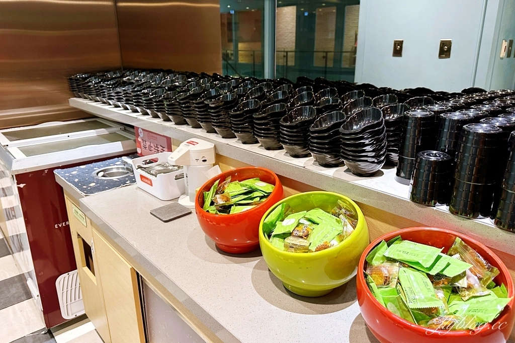 台中西屯｜海底撈火鍋．特殊服務有哪些？隱藏版吃法和特色醬料介紹 @飛天璇的口袋