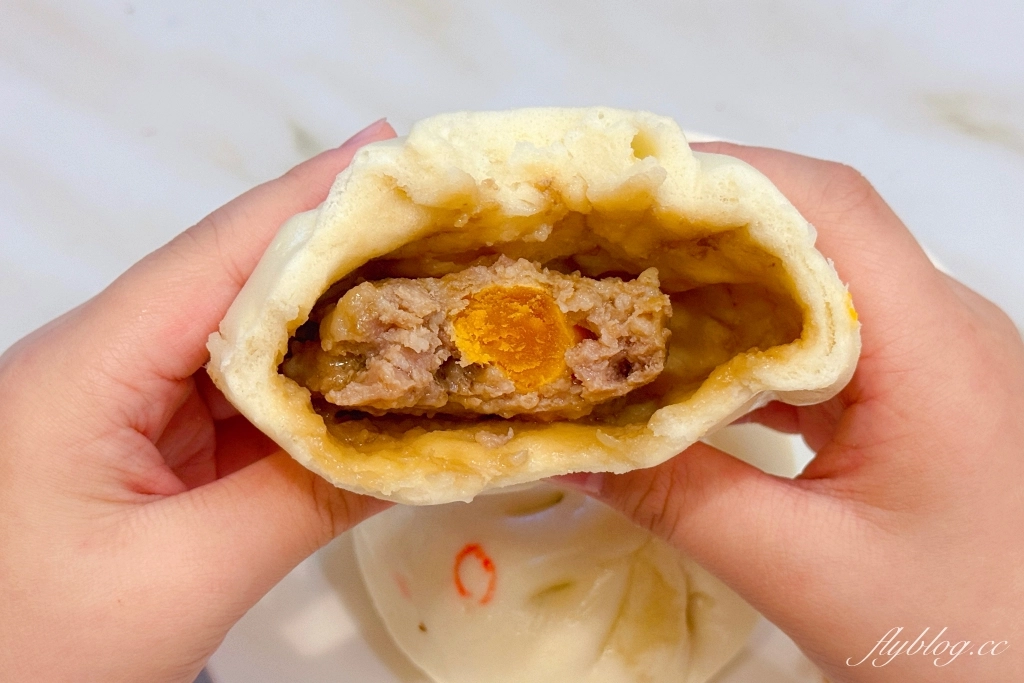 台中北屯｜阿嬤肉包．松竹路17元的鮮肉包，原中國醫院旁陳記阿嬤肉包老闆 @飛天璇的口袋