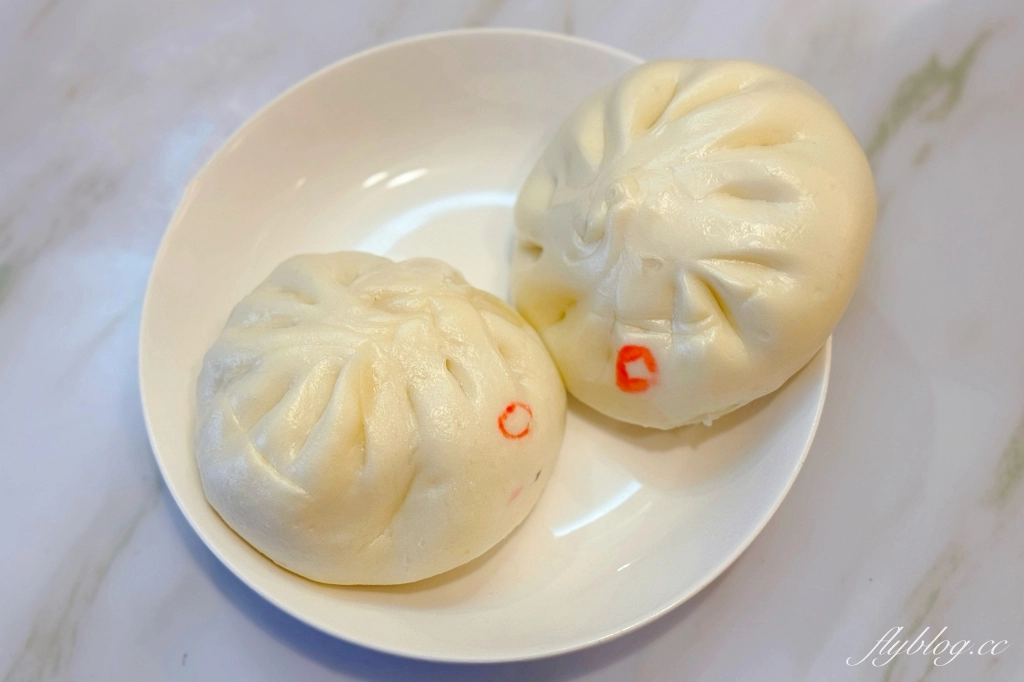 台中北屯｜阿嬤肉包．松竹路17元的鮮肉包，原中國醫院旁陳記阿嬤肉包老闆 @飛天璇的口袋