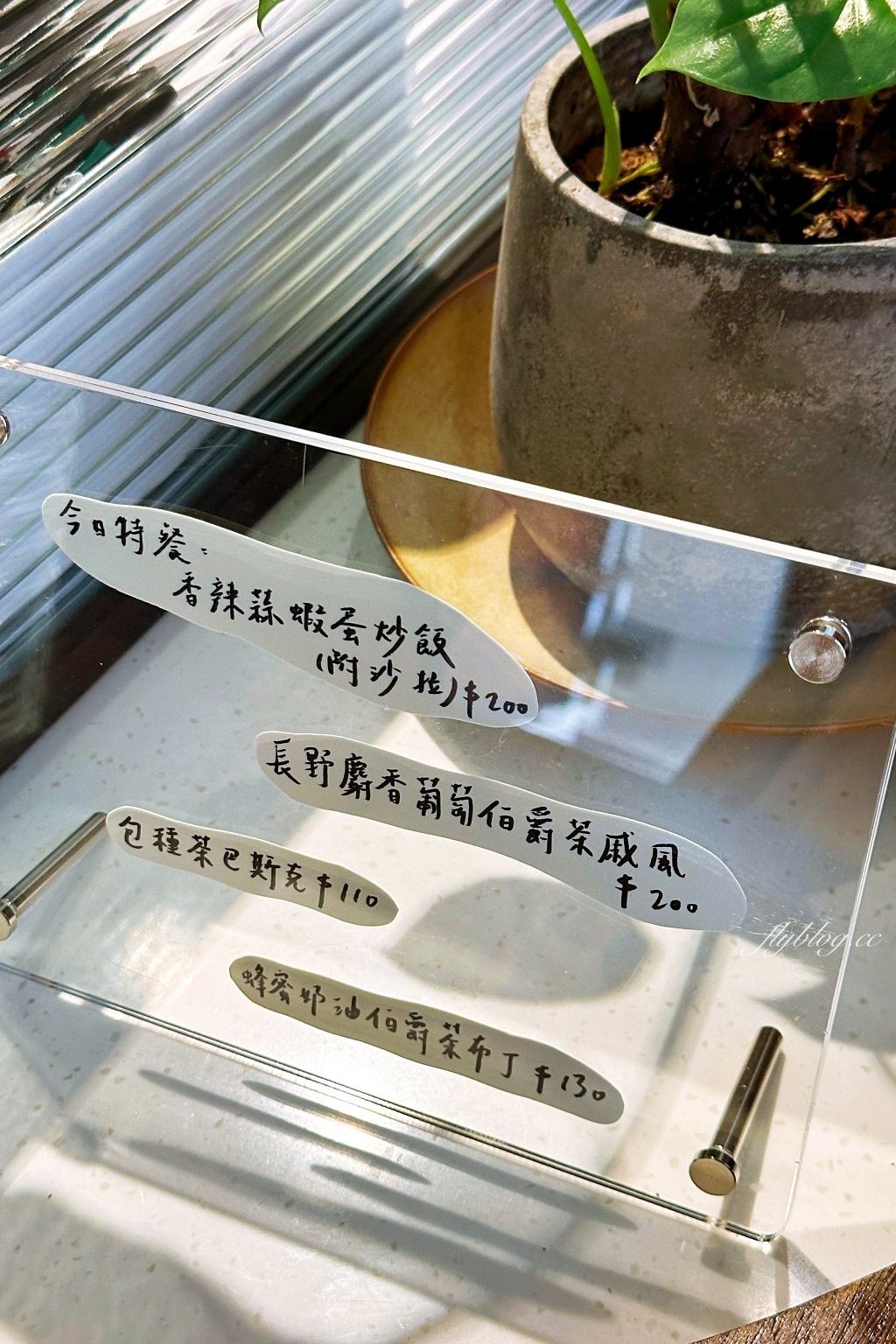 台南安平｜冬日 Dongri．文青網美必訪，隱身安平巷弄裡的咖啡館 @飛天璇的口袋