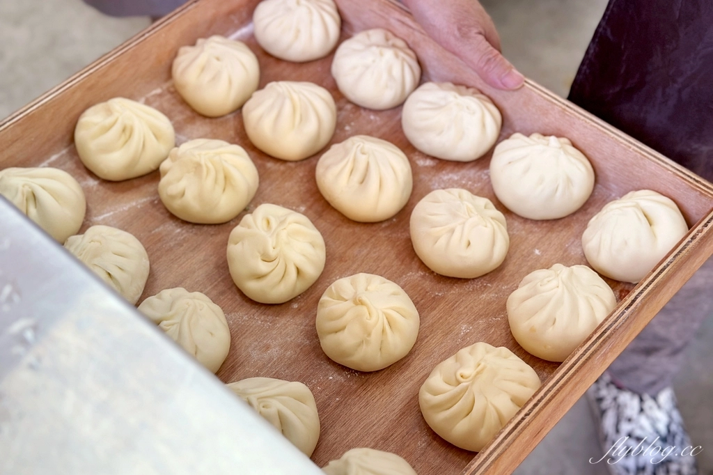 台中北屯｜阿嬤肉包．松竹路17元的鮮肉包，原中國醫院旁陳記阿嬤肉包老闆 @飛天璇的口袋