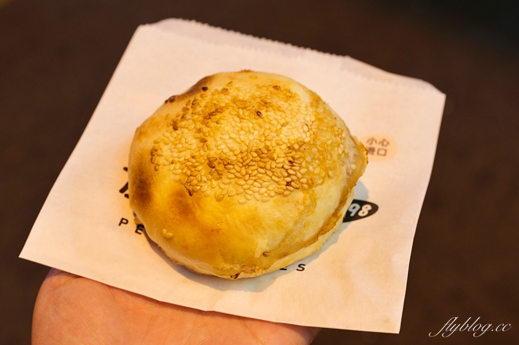 台中西屯｜帝鈞胡椒餅．紅到國外的逢甲夜市美食，榮獲米其林指南推薦 @飛天璇的口袋