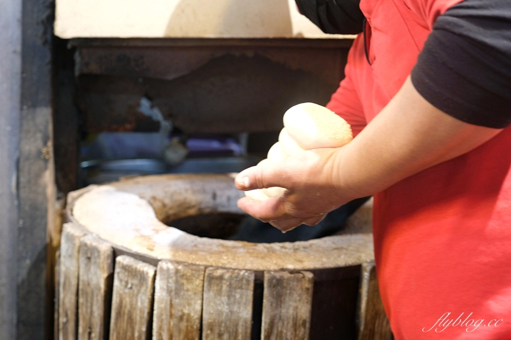台中西屯｜帝鈞胡椒餅．紅到國外的逢甲夜市美食，榮獲米其林指南推薦 @飛天璇的口袋