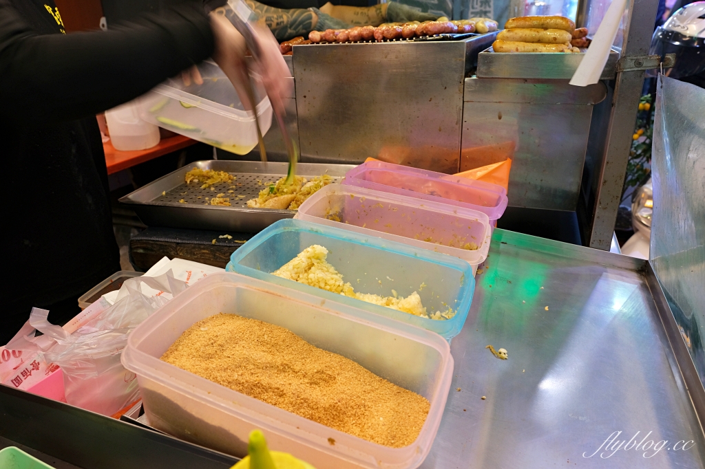 台中西屯｜官芝霖大腸包小腸．逢甲夜市人氣美食，吃的是一種台中人的回憶 @飛天璇的口袋