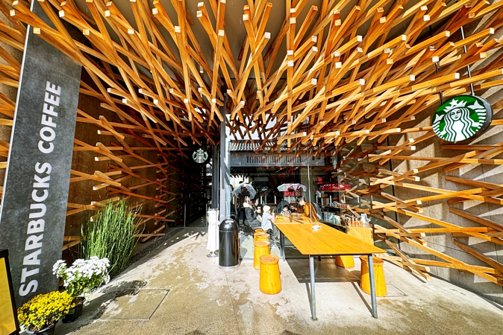 日本福岡｜星巴克太宰府天滿宮表參道店．建築大師隈研吾打造，日本特色星巴克 @飛天璇的口袋