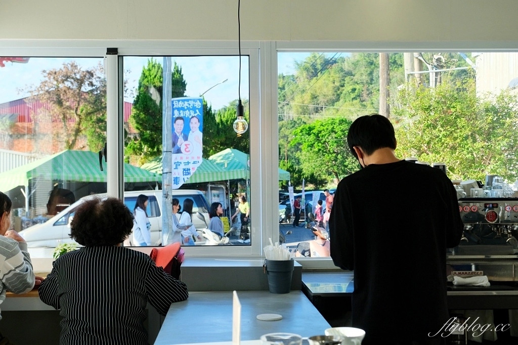 南投埔里｜Middle coffee 明豆咖啡．地母廟旁的韓系咖啡館，咖啡好喝有水準 @飛天璇的口袋