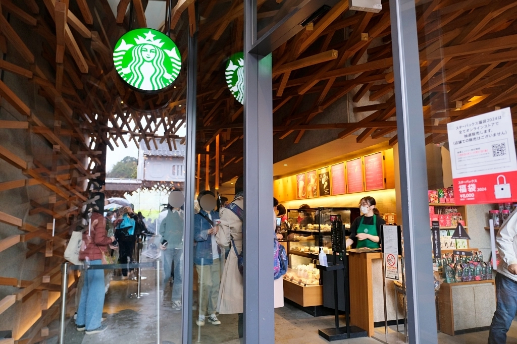 日本福岡｜星巴克太宰府天滿宮表參道店．建築大師隈研吾打造，日本特色星巴克 @飛天璇的口袋