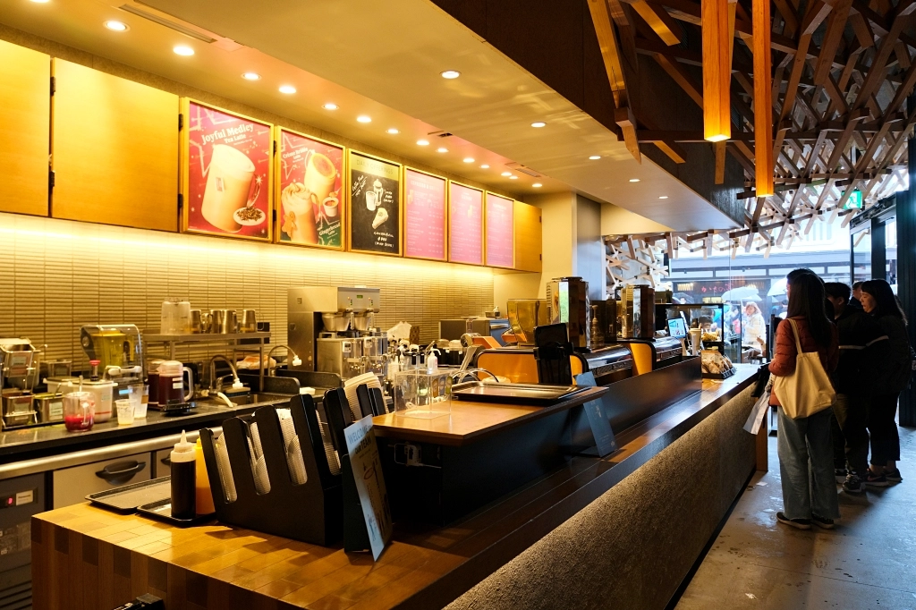 日本福岡｜星巴克太宰府天滿宮表參道店．建築大師隈研吾打造，日本特色星巴克 @飛天璇的口袋
