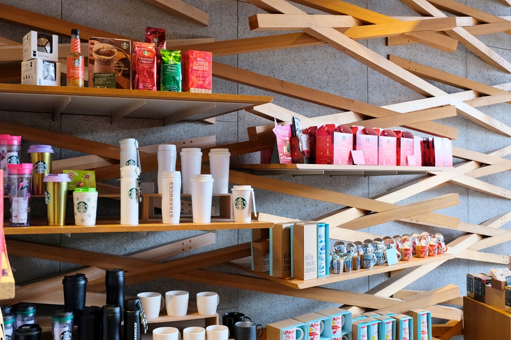 日本福岡｜星巴克太宰府天滿宮表參道店．建築大師隈研吾打造，日本特色星巴克 @飛天璇的口袋