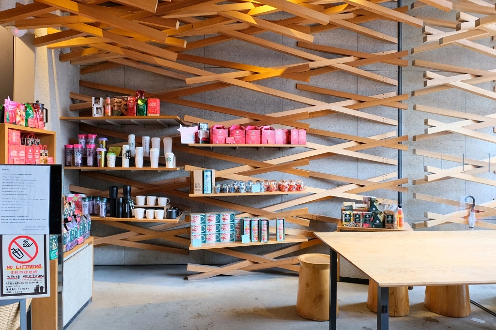 日本福岡｜星巴克太宰府天滿宮表參道店．建築大師隈研吾打造，日本特色星巴克 @飛天璇的口袋