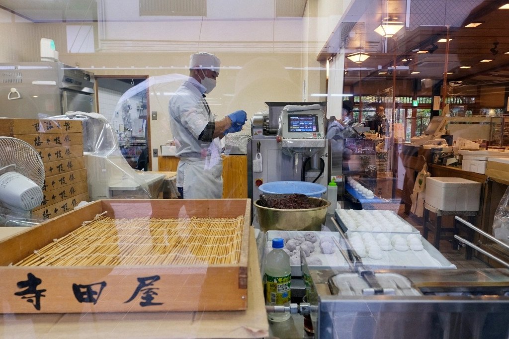 日本福岡｜梅枝餅 寺田屋．太宰府必吃美食，還有限定版紫色和綠色梅枝餅 @飛天璇的口袋