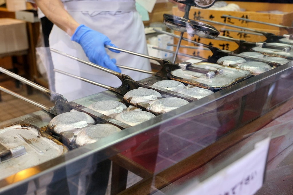 日本福岡｜梅枝餅 寺田屋．太宰府必吃美食，還有限定版紫色和綠色梅枝餅 @飛天璇的口袋