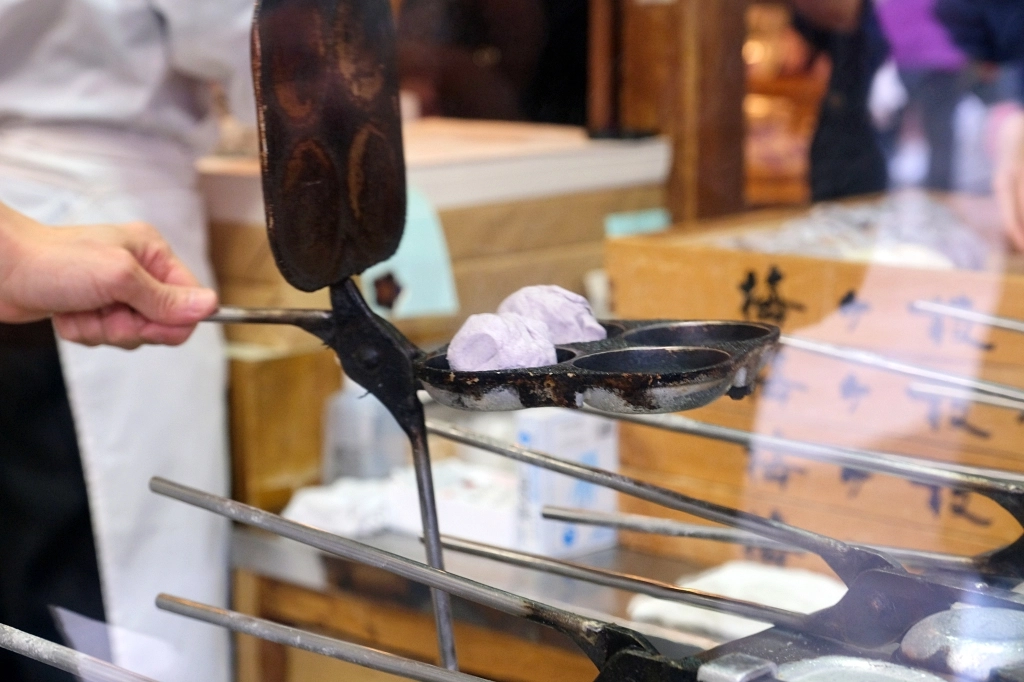 日本福岡｜梅枝餅 寺田屋．太宰府必吃美食，還有限定版紫色和綠色梅枝餅 @飛天璇的口袋