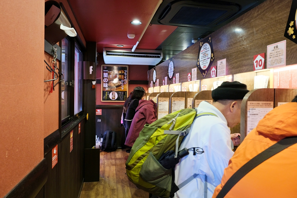 日本福岡｜一蘭拉麵太宰府參道店．全世界唯一五角碗拉麵，祈求考試順利的合格麵 @飛天璇的口袋