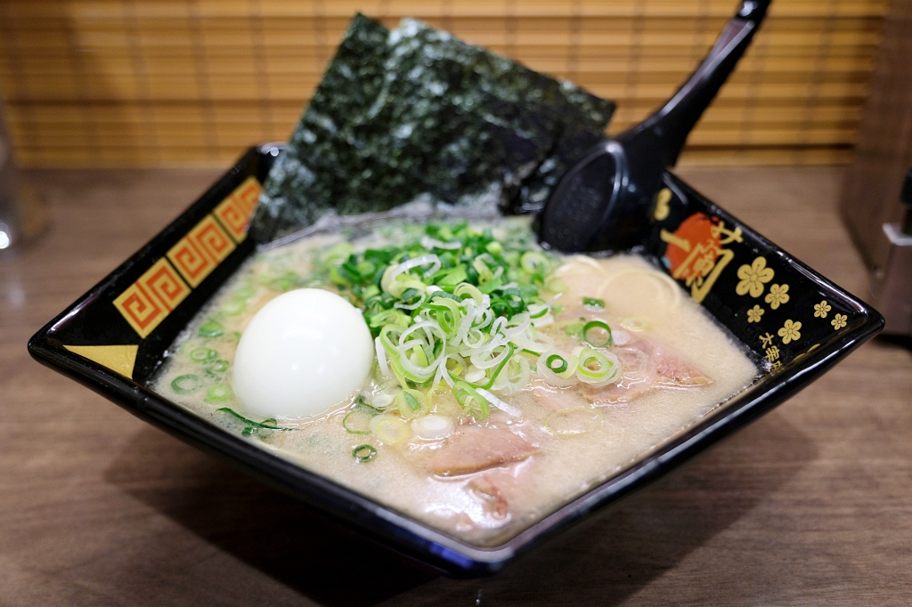 日本福岡｜一蘭拉麵太宰府參道店．全世界唯一五角碗拉麵，祈求考試順利的合格麵 @飛天璇的口袋