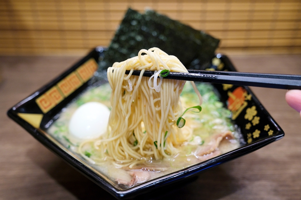 日本福岡｜一蘭拉麵太宰府參道店．全世界唯一五角碗拉麵，祈求考試順利的合格麵 @飛天璇的口袋