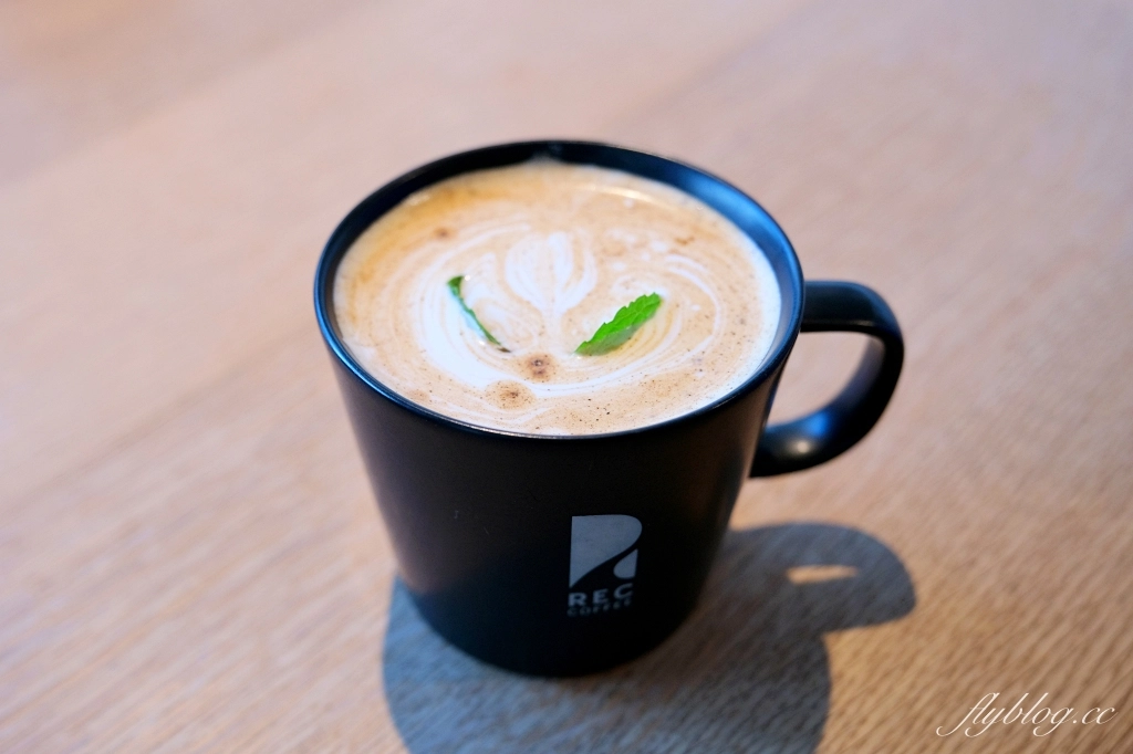 日本福岡｜REC COFFEE 博多丸井店．博多車站KITTE百貨，坐擁六樓第一排景色 @飛天璇的口袋