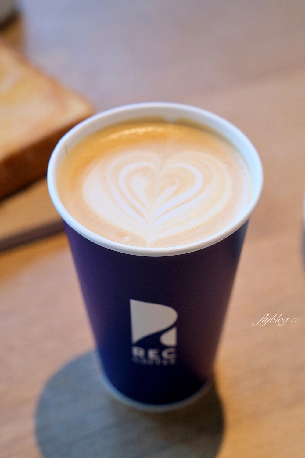 日本福岡｜REC COFFEE 博多丸井店．博多車站KITTE百貨，坐擁六樓第一排景色 @飛天璇的口袋