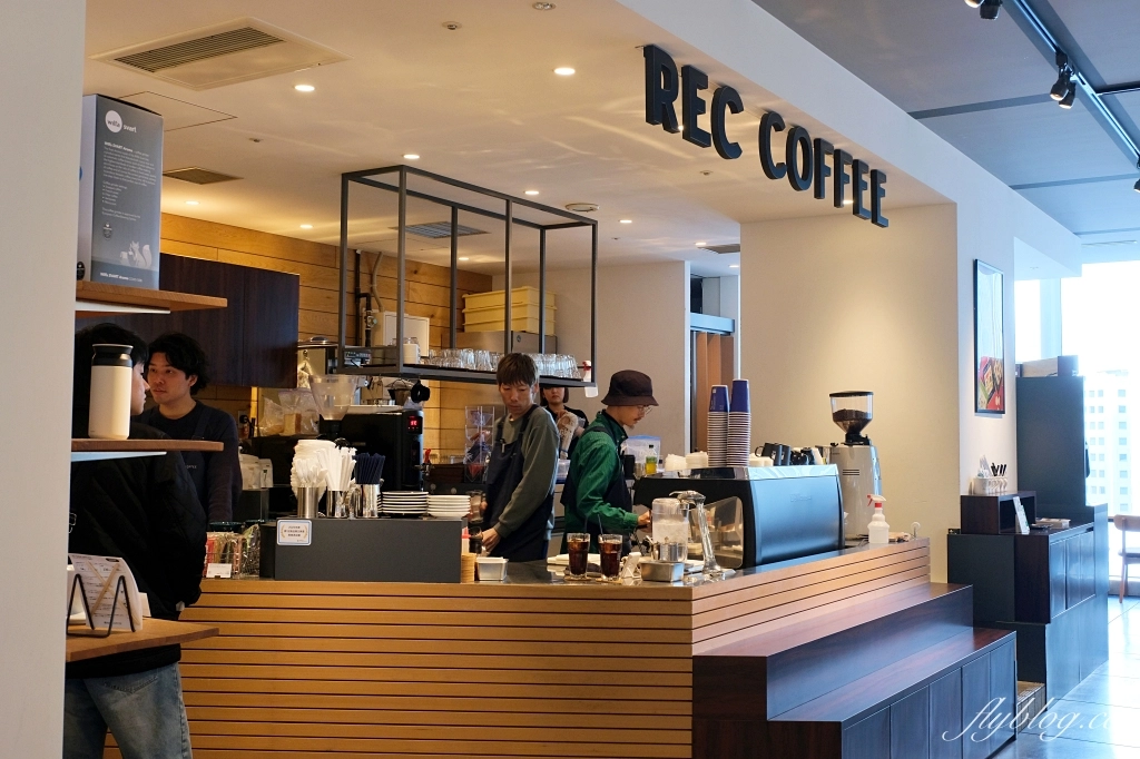 日本福岡｜REC COFFEE 博多丸井店．博多車站KITTE百貨，坐擁六樓第一排景色 @飛天璇的口袋