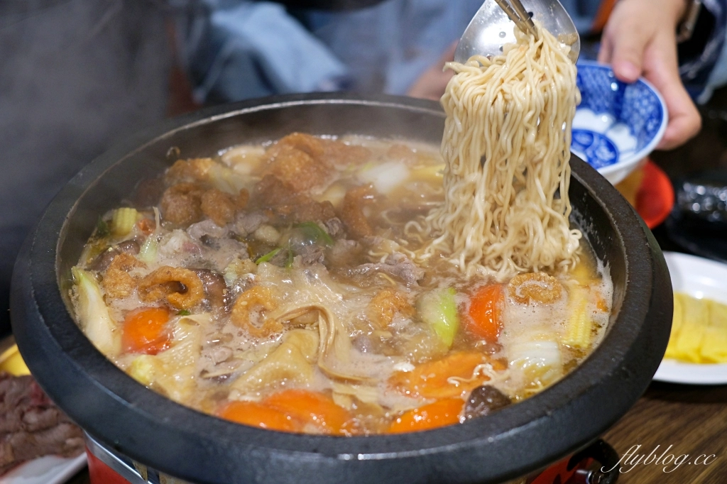 台中西區｜食藝石頭火鍋民權店．超有年代感的石頭火鍋，很像在吃香港大排檔 @飛天璇的口袋