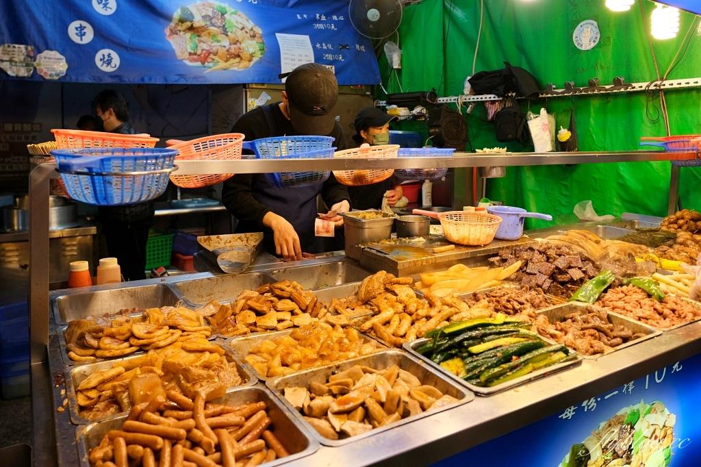 台中中區｜滷味串燒．一串只要10元的冷滷味，超過30種食材任選 @飛天璇的口袋