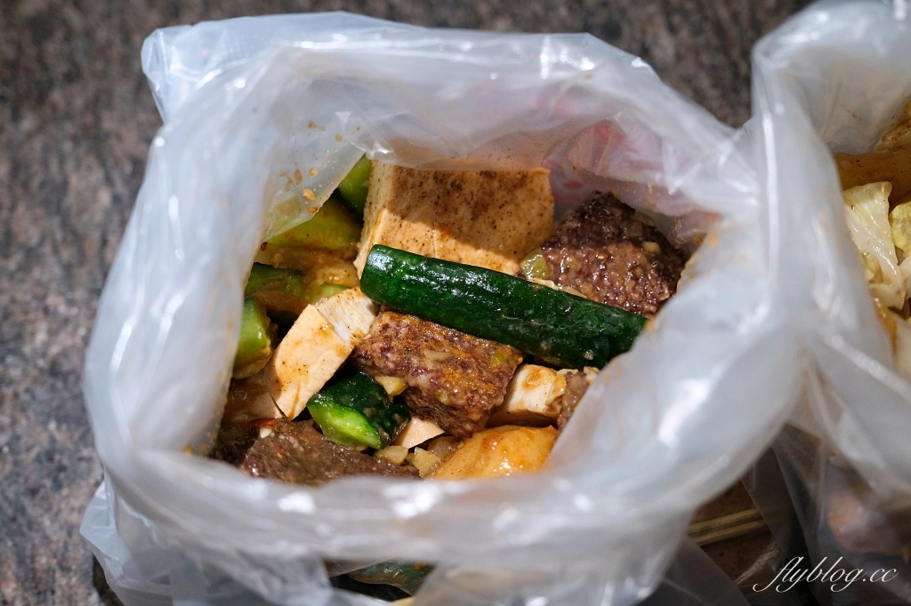 台中中區｜滷味串燒．一串只要10元的冷滷味，超過30種食材任選 @飛天璇的口袋