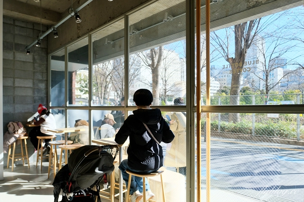 日本東京｜Blue Bottle Coffee 藍瓶咖啡 池袋店．池袋車站步行3分鐘，南池袋公園對面 @飛天璇的口袋