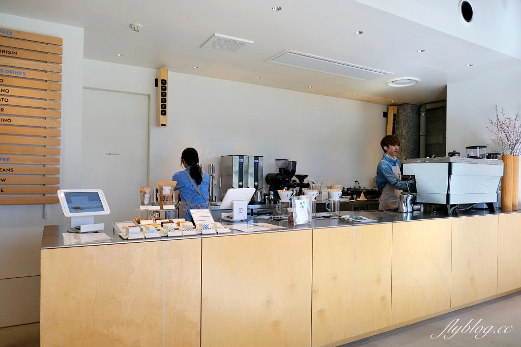日本東京｜Blue Bottle Coffee 藍瓶咖啡 池袋店．池袋車站步行3分鐘，南池袋公園對面 @飛天璇的口袋
