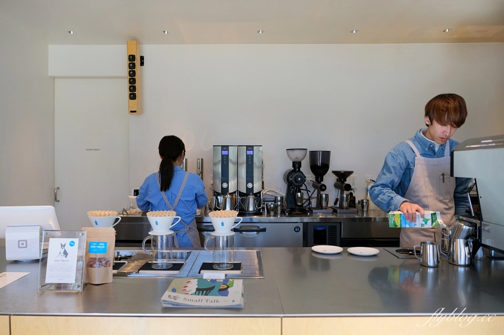 日本東京｜Blue Bottle Coffee 藍瓶咖啡 池袋店．池袋車站步行3分鐘，南池袋公園對面 @飛天璇的口袋