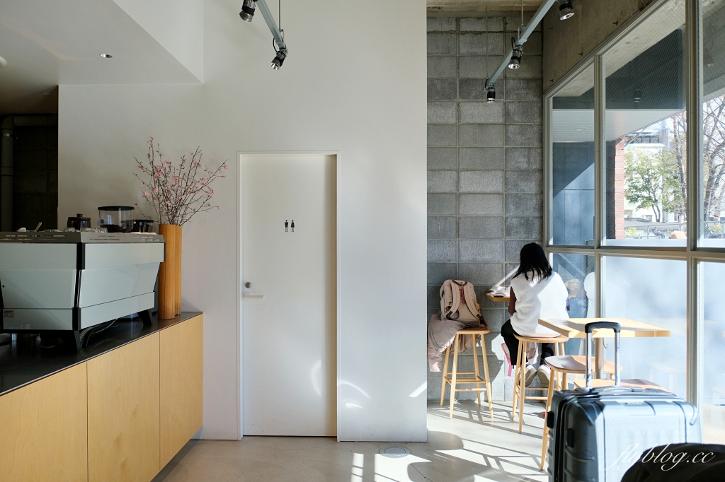 日本東京｜Blue Bottle Coffee 藍瓶咖啡 池袋店．池袋車站步行3分鐘，南池袋公園對面 @飛天璇的口袋