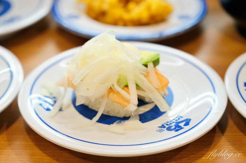 日本東京｜藏壽司西新宿店．一盤132円，新宿車站步行2分鐘，日本限定炸玉米洋蔥圈 @飛天璇的口袋