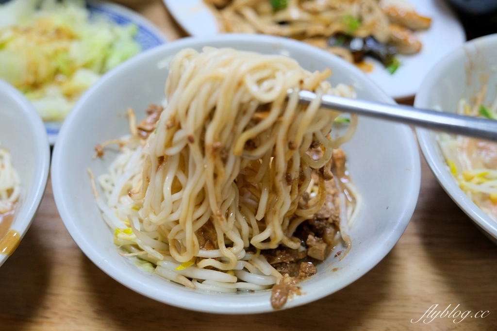 台中北區｜王印製麵麻辣乾麵．一中街超人氣鐵皮屋麵攤，CP值取勝學生族的最愛 @飛天璇的口袋