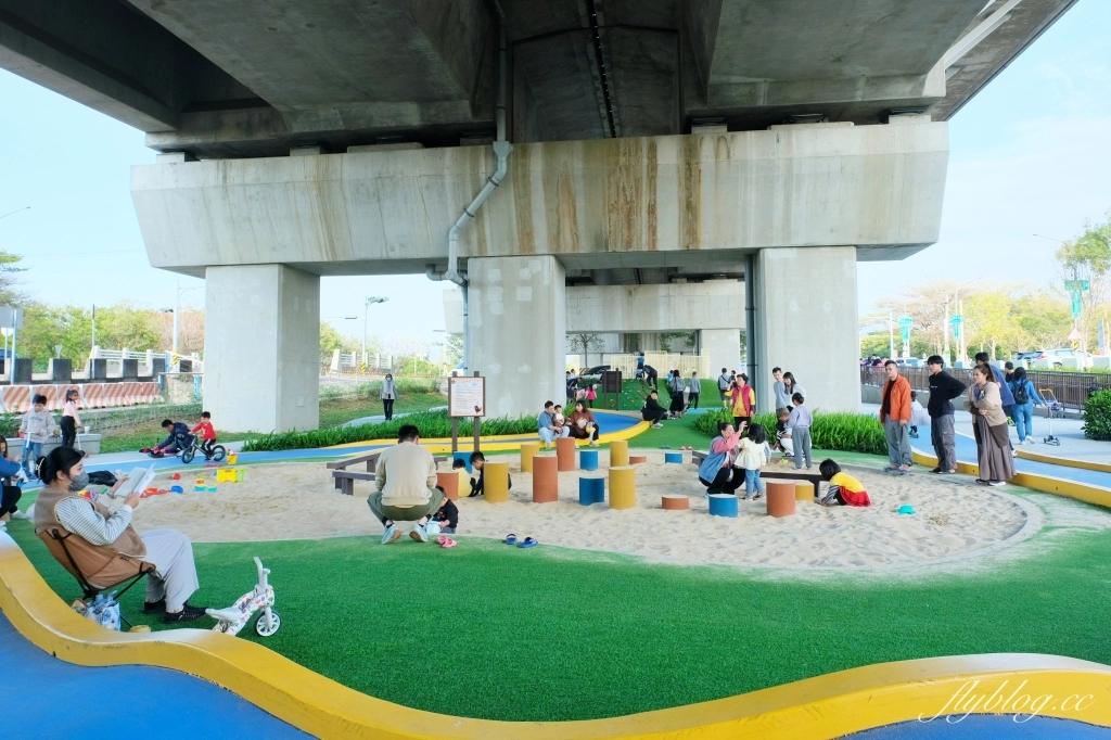 彰化田中｜田中滑步車公園．高鐵橋下新公園，沙坑遊戲區、土丘遊戲區、滑步車道區 @飛天璇的口袋