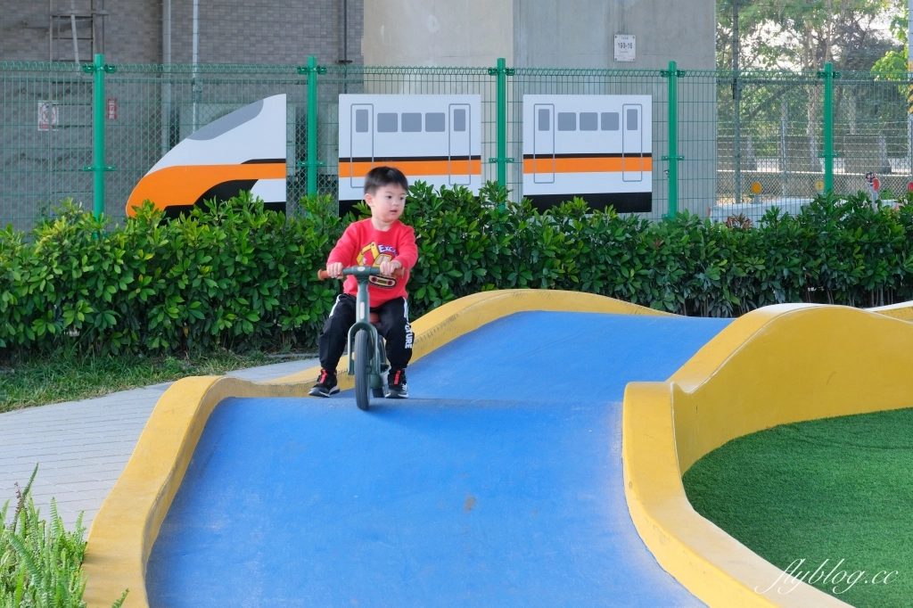 彰化田中｜田中滑步車公園．高鐵橋下新公園，沙坑遊戲區、土丘遊戲區、滑步車道區 @飛天璇的口袋