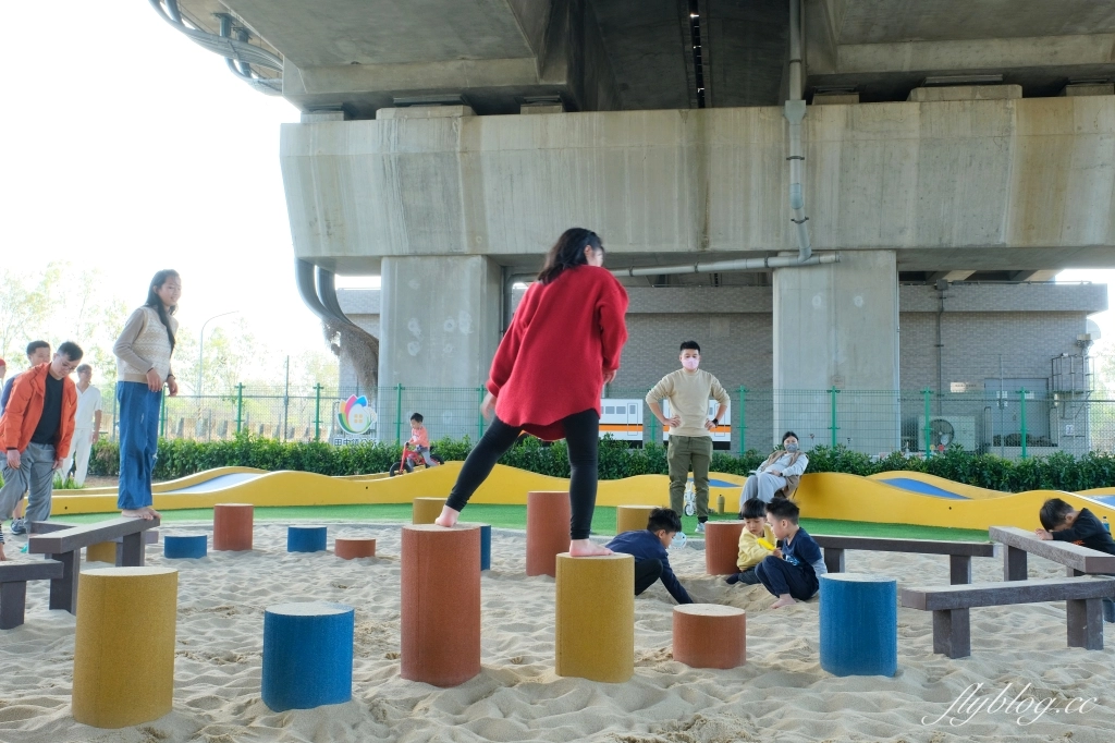 彰化田中｜田中滑步車公園．高鐵橋下新公園，沙坑遊戲區、土丘遊戲區、滑步車道區 @飛天璇的口袋