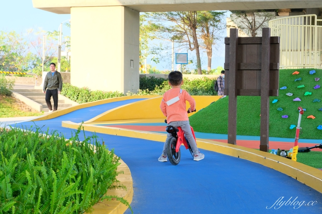彰化田中｜田中滑步車公園．高鐵橋下新公園，沙坑遊戲區、土丘遊戲區、滑步車道區 @飛天璇的口袋