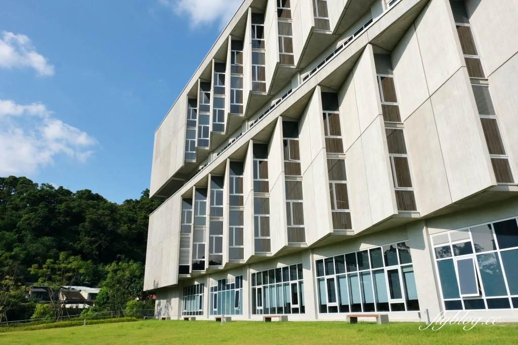 台北文山｜政大達賢圖書館．全台灣最美的大學圖書館之一，座落湖畔的清水模建築 @飛天璇的口袋